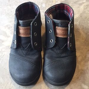 Toddler boys Toms boots